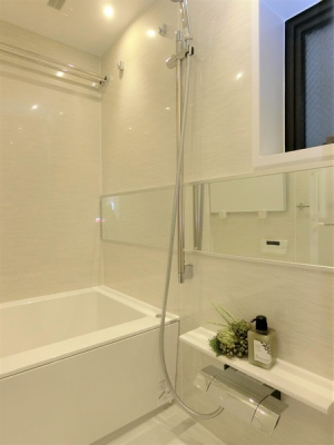 浴室　浴室は湿気がたまりやすく、換気扇だけではどうしてもカビが出てしまいやすい場所。窓があるだけで、あっという間に換気ができますのでお風呂のカビお掃除も気持ちが良いです♪
