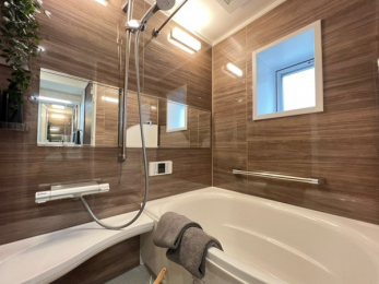 洗面台・洗面所　（イメージ画像）三面鏡、シャワー水栓搭載の洗面台！扉パネルはナチュラルカラーのクリエモカ！キレイアップカウンター、水栓でお手入れが簡単です♪