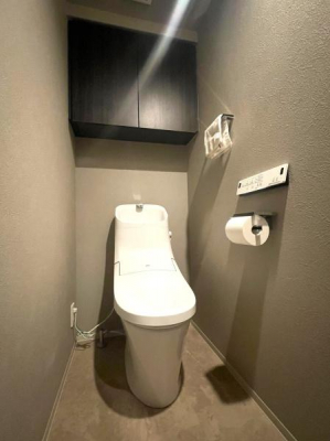 トイレ　スタイリッシュトイレ！壁付けリモコンパネルでお手入れらくらく♪