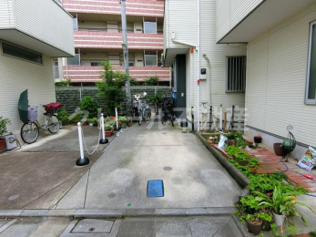 ���ԏ�@���J�[�X�y�[�X�����s��������̂Ŏ��]�ԁE�o�C�N���u���܂�