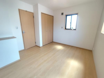 �q�������@2�ʍ̌��A�N���[�[�b�g�t���Ŏ��[�ɕ֗��ȗm���i��6.3���j�ł��B�x�b�h���[���⏑�ցA��̂������Ƃ��Ă����p���₷����Ԃł��B